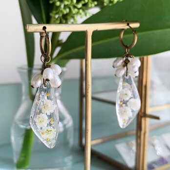 アンティーク調・「幸福」の花言葉を持つかすみ草＆6月誕生石「淡水パール」のフープ・ピアス（古金美）の画像