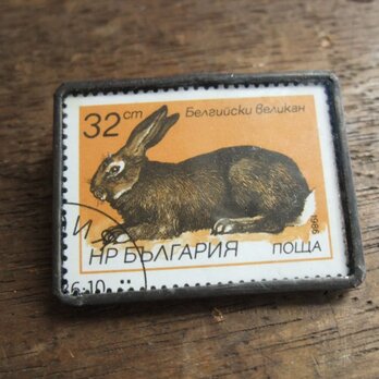 ヴィンテージ切手のブローチ - ブルガリア うさぎ オレンジの画像
