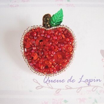 赤いりんごのキラキラブローチの画像