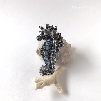 【タツノオトシゴ】海馬 Seahorse ビーズ刺繍 ブローチ(D14)の画像