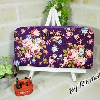 濃紫に華やかなピンクのバラの長財布の画像