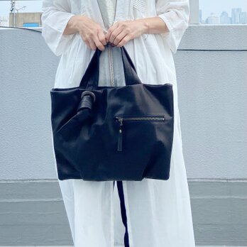 【1番人気】馬革＊シンプルブラック＊ソフトで軽いトートバッグ＊A4収納可＊ビッグハトメ＊アンティーク金具の画像