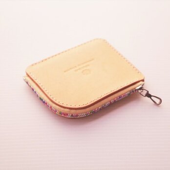 優しい色合い薄卵色　虹色ファスナーのシンプルなお財布の画像