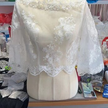 エレガント オフホワイト ボレロ 七分袖丈 花柄のモチーフ刺繍が美しく 結婚式/二次会の画像