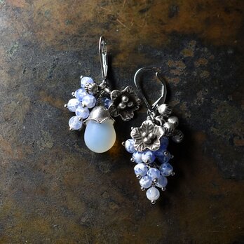 ウエディングビーとたわわなブルー瑪瑙、お花カレンシルバーと小さな鈴のアンシメトリーピアスの画像