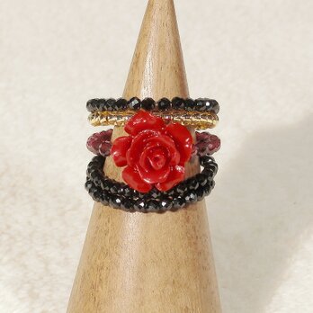 練り珊瑚の赤い薔薇とロードライトガーネット、ブラックスピネルの5連リング（指輪のサイズ：フリーサイズ、形状記憶ワイヤー）の画像