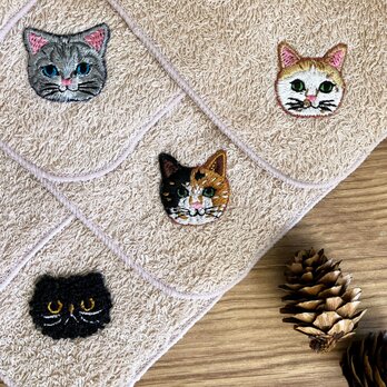 毛並みまでリアルな猫さん刺繍とカフェオレカラーの泉州ハンカチタオル♩の画像