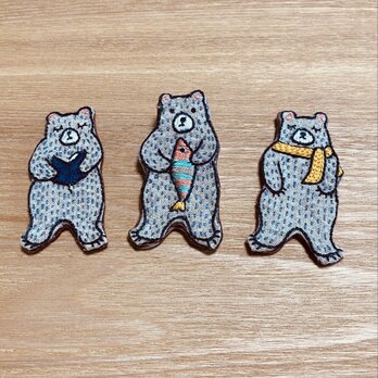 三匹のクマの刺繍ブローチの画像