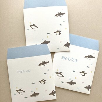 【文字が選べるお年玉袋】泳ぐペンギンの正方形型ぽち袋・ホワイト（2つ折りのお札が入るサイズ）の画像