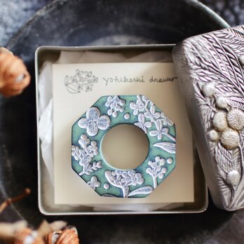 : : : 陶土の草花ブローチ : : : 1119