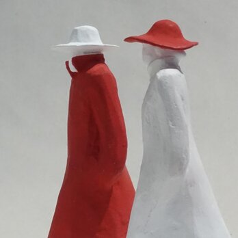 赤い帽子女子と、赤いコート男子の画像