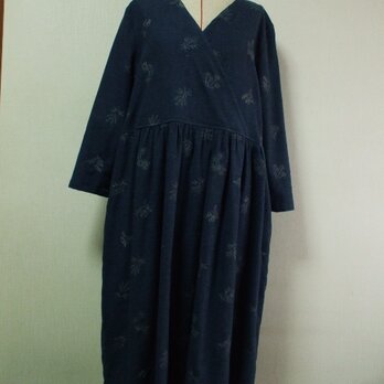 【セール品】紺地×グレー色ボタニカル柄刺繡入り  前カシュクール重ねワンピース Ｍ~LLサイズの画像