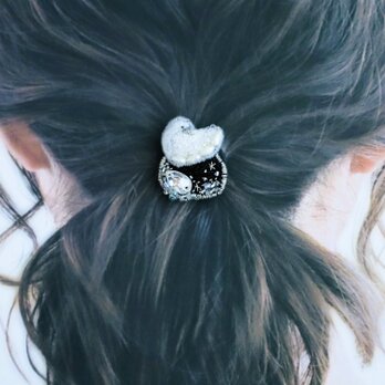 ポニーフック/Swan hourglass -夜空の白鳥と星砂時計ポニーフック髪飾り-｜オウカノモリ/ouka no moriの画像