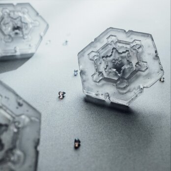 雪、ついてるよ　雪の結晶　ピンブローチ　NO.10の画像