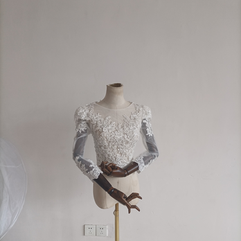 エレガント オフホワイト ボレロ 長袖 花柄のモチーフ刺繍が美しく 結婚式/二次会の画像