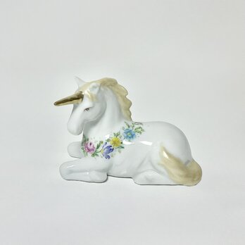花のリースの、ユニコーンのフィギュリン