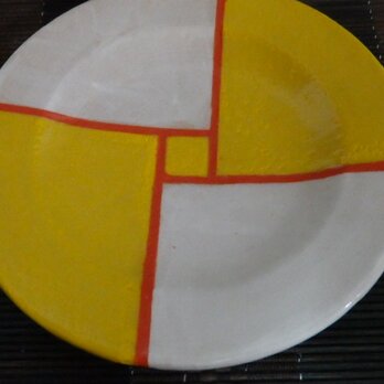 銘々皿　モザイク柄で白地と黄色にオレンジのラインの画像