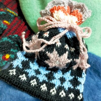 ラトビア星の文様 手編み巾着袋 ウール100%の画像