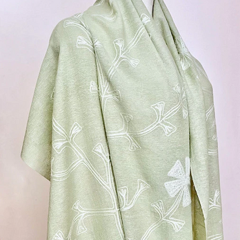 草木染シルク刺繍ショール（アップルグリーン）の画像
