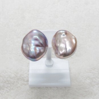 大粒バロックパール（本真珠、淡水）のピアス（強い照り、メタリックカラー、チタン、両耳用）の画像
