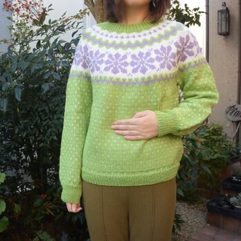鮮かグリーンとパープルのセーターの画像