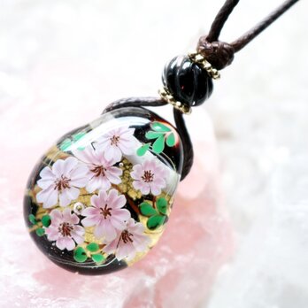 桜のとんぼ玉ガラスペンダント　金箔入りの画像