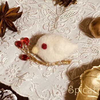「赤い実と白い鳥」 羊毛ブローチの画像