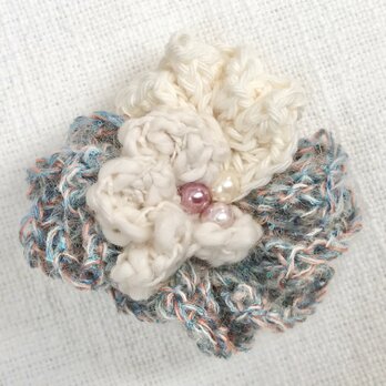 糸を編んだお花のブローチ1（水色と白）の画像