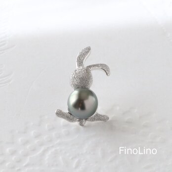 受注製作・タヒチパール 黒蝶真珠のうさぎミニブローチ　スターダスト加工の画像