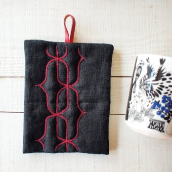 　アイヌ刺繍の鍋つかみ　リネンの黒にダークレッド糸の画像