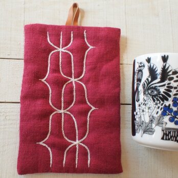 アイヌ刺繍の鍋つかみ　ラズベリーのリネンにクルミで染めた糸を使って　草木染めの画像