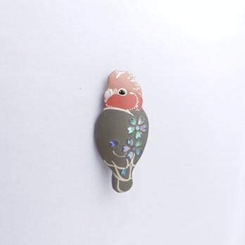 見返りモモイロインコ桜螺鈿 漆ブローチの画像