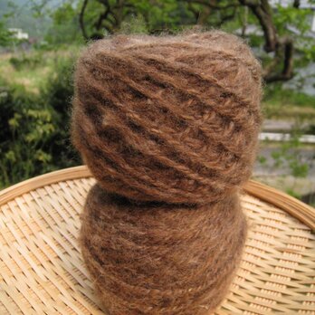 手紡ぎ毛糸　コリデール　茶　100gの画像