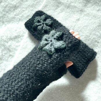 アフガン編みの指なし手袋　ブラックの画像