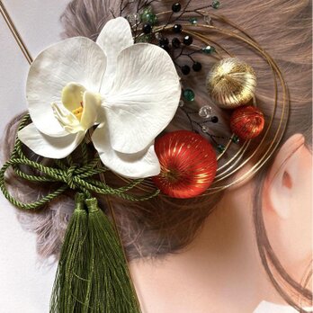 胡蝶蘭　タッセル　ビーズ　くす玉髪飾り　花嫁ヘア　和装ヘアの画像
