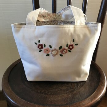 花とビーズ刺繍のトートバッグ　バッグ　刺繍　ミニサイズ　ランチバッグの画像