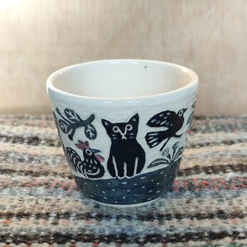 ネコと鳥たちのカップの画像