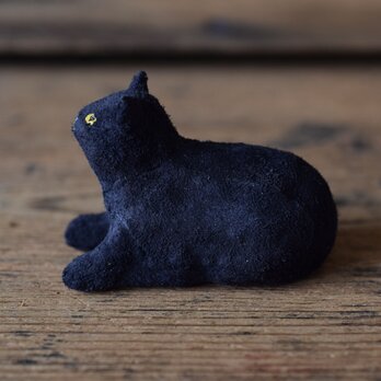 革のオブジェ　黒猫　スフィンクス座りの画像