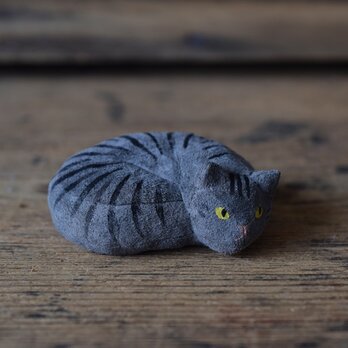 革のオブジェ　サバトラ猫　丸いの画像