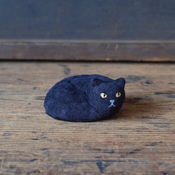 革のオブジェ　黒猫　丸いの画像