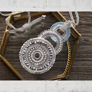 アラベスク-雪色の三輪ネックレス-の画像