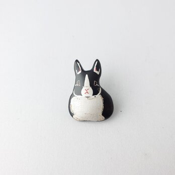 白黒ウサギ 漆ブローチの画像