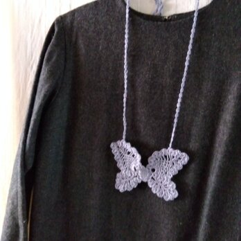 薄青紫　蝶のかぎ針編みネックレスの画像