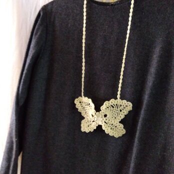 ライトイエロー　蝶のかぎ針編みネックレスの画像
