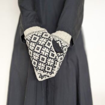 スウェーデン織り柄のミトン /アイボリー x ブラックの画像