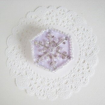 ビーズ刺繍のキラキラ雪の結晶ブローチ（パープル）の画像