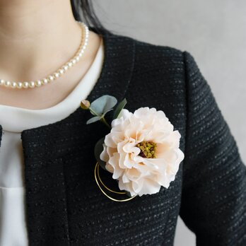 【コサージュ・ブローチ】アンティーク・ヴィンテージなピンクベージュの花の画像
