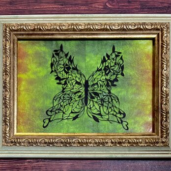 額装済み切り絵作品•葉っぱの蝶の画像