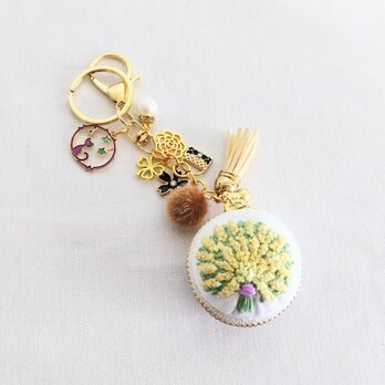 ミモザの花束刺繍のマカロンポーチキーホルダーの画像