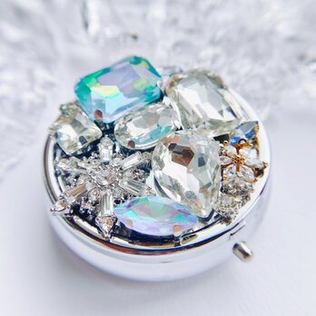ガラスの雪　snow キラキラ宝石のコンパクトピルケース　の画像